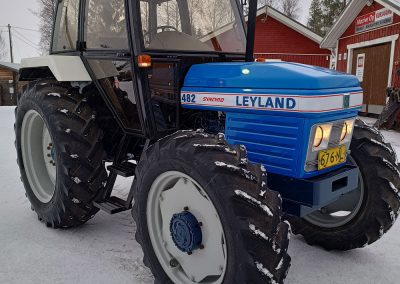 Entisöity valmis Leyland 482 traktori ulkopuolelta, toteutus Marive Oy Himangalla.